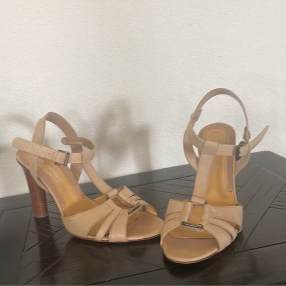 Vía Espiga Heels - Picture 6 of 14